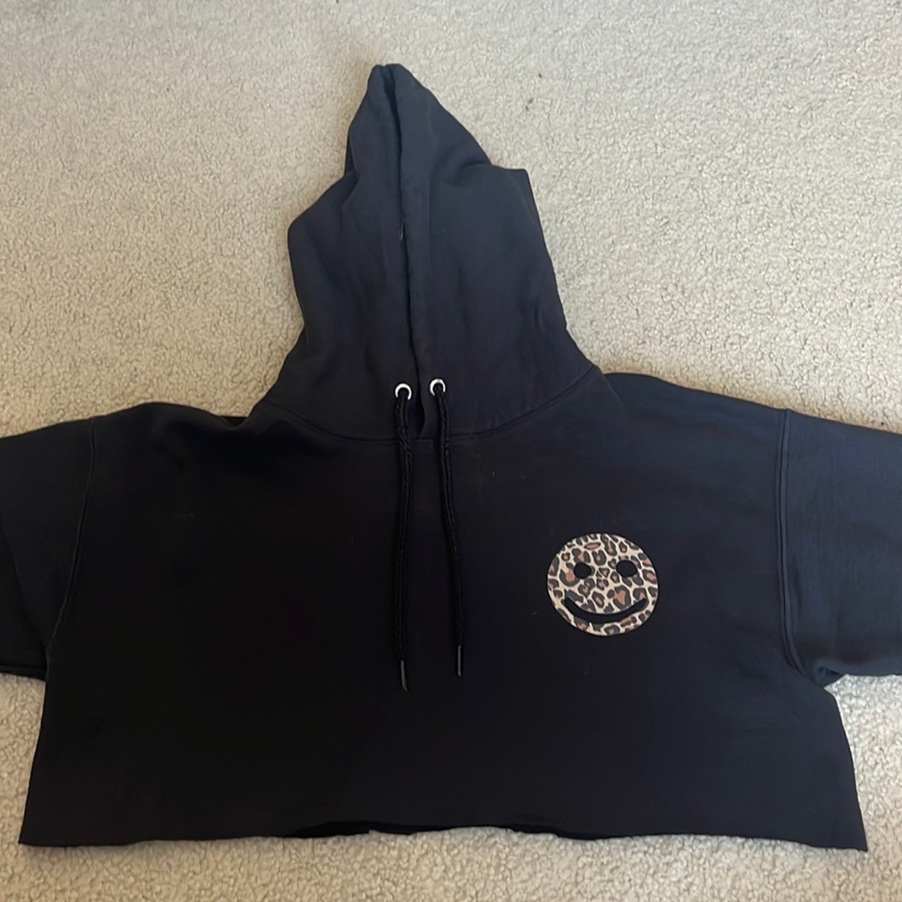 Cropped hoodie with a cheetah smiley face